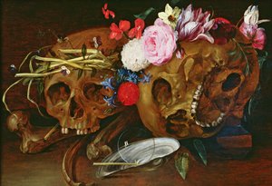 Vanitas stilleven met schedels, bloemen, een parelmoerschelp, een bel en stro